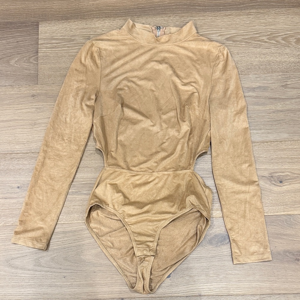 LF Tan Long Sleeve Cut Out Bodysuit 🔥🔥